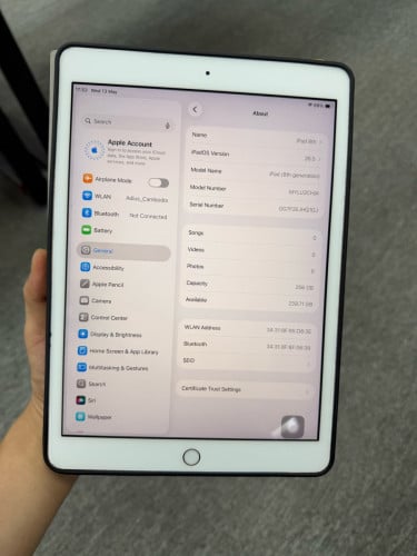 iPad 8th generation 256G នៅស្អាត98% 175$