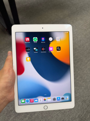 iPad 8th generation 256G នៅស្អាត98% 175$