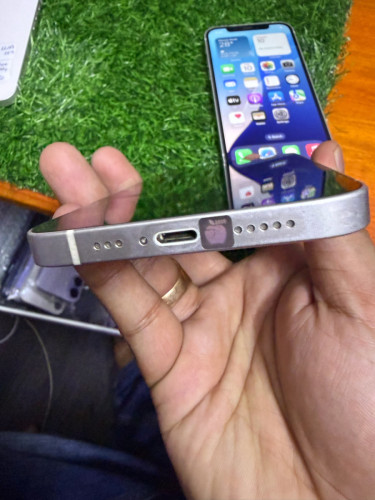 iPhone 12 ជាំlcd