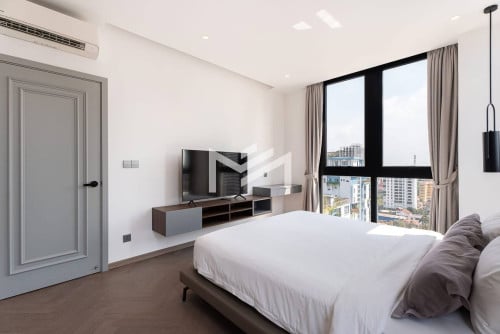 Luxurious 3 Bedrooms Apartment for RENT in BKK1 with Gym and Pool