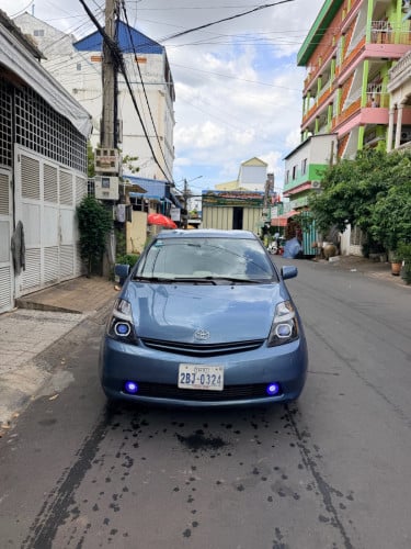 Toyota prius 05 Full option ឡានស្អាតសុីនមួយជុំ