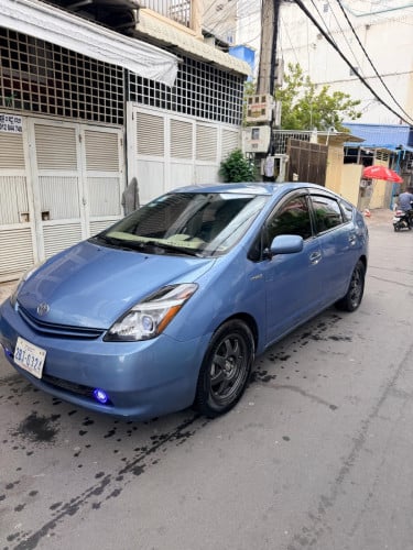 Toyota prius 05 Full option ឡានស្អាតសុីនមួយជុំ