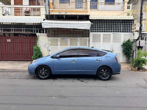 Toyota prius 05 Full option ឡានស្អាតសុីនមួយជុំ