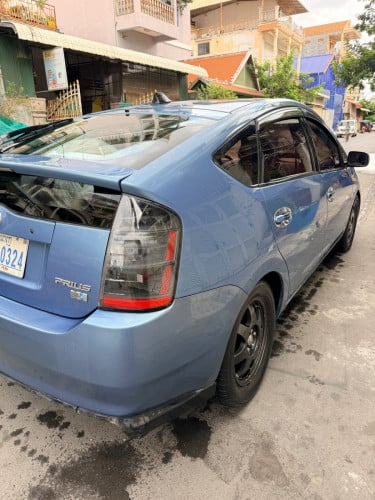 Toyota prius 05 Full option ឡានស្អាតសុីនមួយជុំ