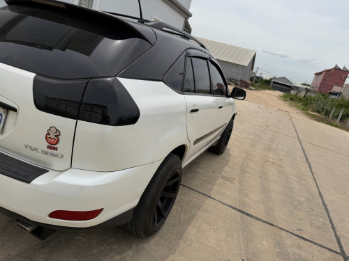 ឡានលក់ឆ្នាំ2004ប៉ុង(2)ពាក់កណ្ដាលហ្វូលក្នុងលឿងពួកស្បែក