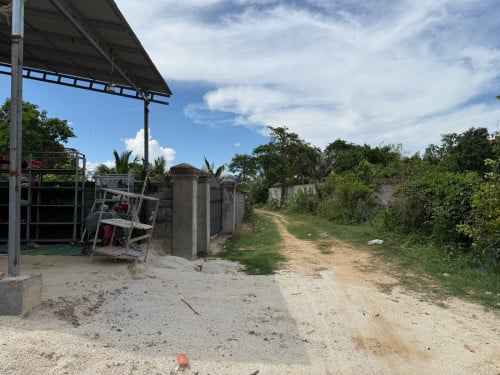 ដីលក់​ ក្បាល​ 5.65 x 20m ជាប្រភេទដីកែង​ មានរោងចក្រនៅជិត​ នឹងមាន​ បន្ទប់ជួលជាប់ៗគ្នា​ តម្លៃ​ 24500$