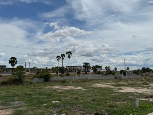 ដីលក់​ ក្បាល​ 5.65 x 20m ជាប្រភេទដីកែង​ មានរោងចក្រនៅជិត​ នឹងមាន​ បន្ទប់ជួលជាប់ៗគ្នា​ តម្លៃ​ 24500$