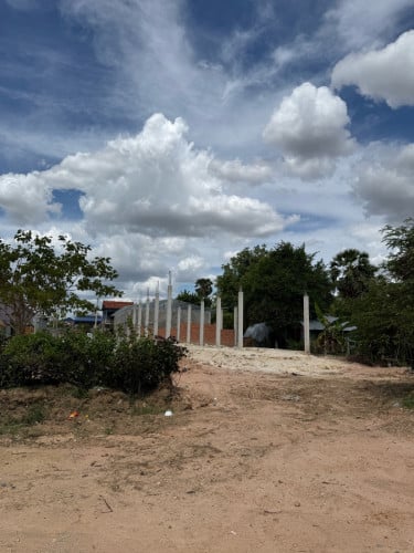 ដីលក់​ ក្បាល​ 5.65 x 20m ជាប្រភេទដីកែង​ មានរោងចក្រនៅជិត​ នឹងមាន​ បន្ទប់ជួលជាប់ៗគ្នា​ តម្លៃ​ 24500$