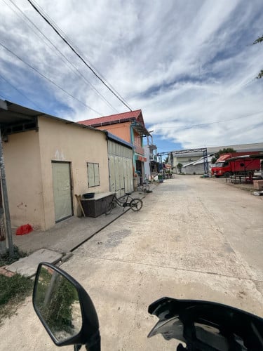 ដីលក់​ ក្បាល​ 5.65 x 20m ជាប្រភេទដីកែង​ មានរោងចក្រនៅជិត​ នឹងមាន​ បន្ទប់ជួលជាប់ៗគ្នា​ តម្លៃ​ 24500$