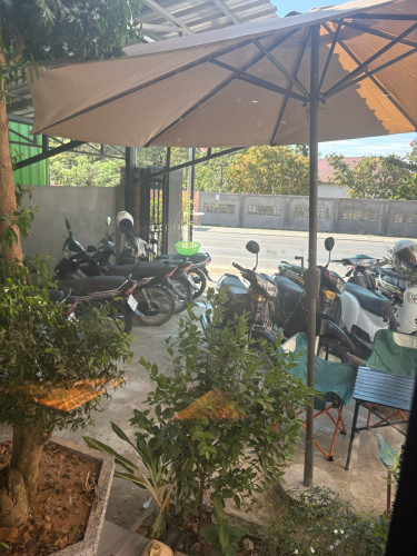 ក្បែរវិទ្យាល័យ ហ៊ុនសែន តាគោក ជាប់ផ្លូវកៅស៊ូ ទំហំផ្ទះ6*18 ផ្ទះរាងL ដី ទំហំ 6*38 របងជំុវិញផ្ទះ