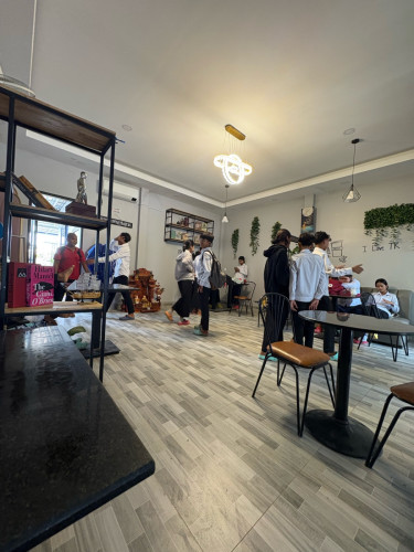 ក្បែរវិទ្យាល័យ ហ៊ុនសែន តាគោក ជាប់ផ្លូវកៅស៊ូ ទំហំផ្ទះ6*18 ផ្ទះរាងL ដី ទំហំ 6*38 របងជំុវិញផ្ទះ