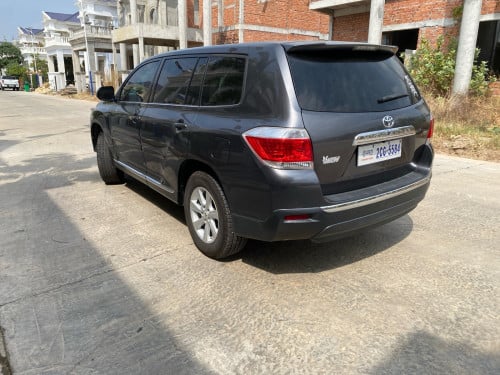 កំពូលថ្មី Highlander 013 V4 ប៉ុង 1 កៅអី 3ជួរ ( 2CG. ម្ចាស់ដើម) ថ្មីណាស់ ធានាទឹកថ្នាំហ្ស៊ីន 95%