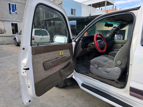 លក់ឡាធូរថ្លៃ Toyota Tacoma ឆ្នាំ2000 V4 P1