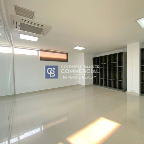 🏢 ការិយាល័យជួល មានដេគ័រស្រាប់ ទំហំ140​ម៉ែត្រការ៉េ នៅជិតផ្សារទួលទំពូង (OF-044)
