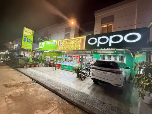 🔥 ផ្ទះលក់បន្ទាន់! ទីតាំងល្អមុខផ្សារ៣ល្វែងជាប់គ្នា – បង់បន្តបាន!