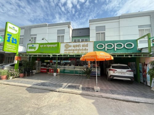 🔥 ផ្ទះលក់បន្ទាន់! ទីតាំងល្អមុខផ្សារ៣ល្វែងជាប់គ្នា – បង់បន្តបាន!