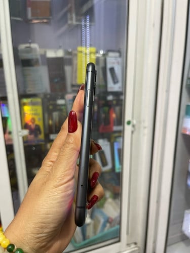 iPhone 11/64GB/LLតួរស្អាតថ្មថ្មី(ធានា១ខែលើម៉ាសុីន)