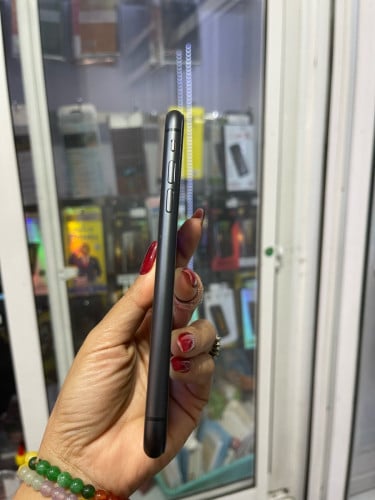 iPhone 11/64GB/LLតួរស្អាតថ្មថ្មី(ធានា១ខែលើម៉ាសុីន)