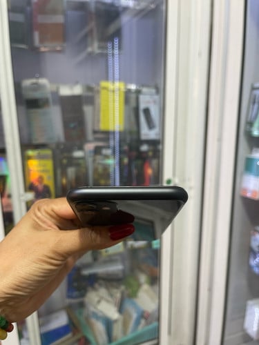 iPhone 11/64GB/LLតួរស្អាតថ្មថ្មី(ធានា១ខែលើម៉ាសុីន)