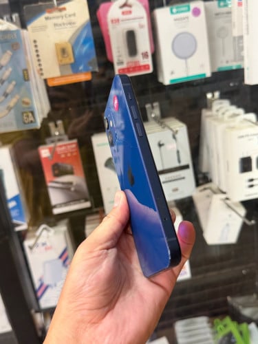 iPhone 12. 128g  ( បែកដូបរូប​ តែការប្រេីប្រាស់បានធម្មតាទាំងអស់)
