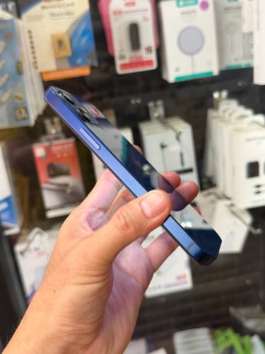 iPhone 12. 128g  ( បែកដូបរូប​ តែការប្រេីប្រាស់បានធម្មតាទាំងអស់)
