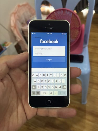 Iphone 5c លេងហ្គេម ស្តាប់ចំរៀង លេងfacebook youtube ដាក់ស៊ីម ស៊ែរអ៊ីនធើណែត4g