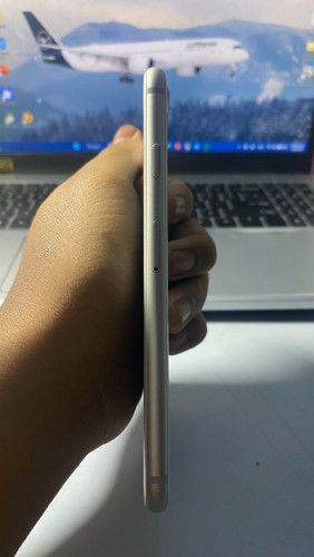 iPhone 8 64G ស្អាត