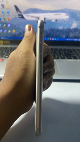 iPhone 8 64G ស្អាត