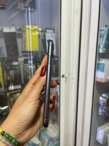 iPhones 11/64GB/LLថ្ម74%តួរស្អាតសុីនសានុំ(ធានា1ខែលើម៉ាសុីន)