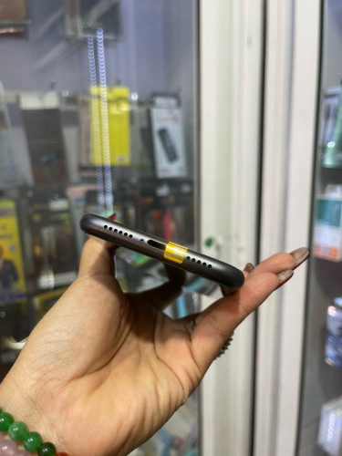iPhones 11/64GB/LLថ្ម74%តួរស្អាតសុីនសានុំ(ធានា1ខែលើម៉ាសុីន)