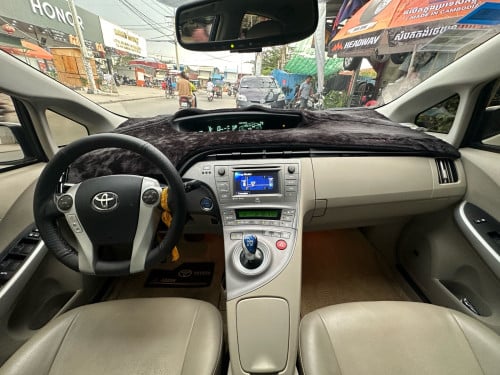 Prius 013 White Option 4 Inside Yellow