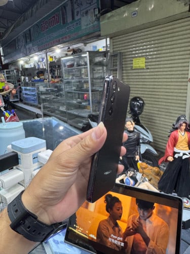 Samsung S22 128G Ram8G sim2 global សានុំស្រុីនឆ្នូតអេក្រង់