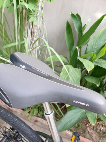 Specialized Sirrus សាយS/700c