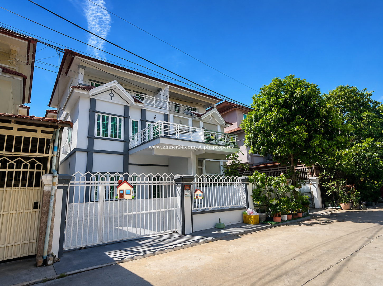 វិឡាភ្លោះសំរាបលក់ក្នុងបុរីប៉េងហ៊ួតលូ៥ ចំងាយ900m ពីផ្សារស្ទឹងមានជ័យថ្មី