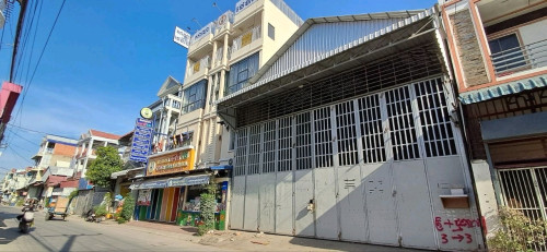 ឃ្លាំងជួល ៖ សង្កាត់ចោមចៅ, ខណ្ឌពោធិ៍សែនជ័យ, រាជធានីភ្នំពេញ (ក្រោយព្រលាន)