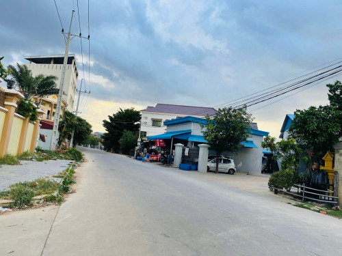 ដីកែងលក់នៅក្រោយផ្សារឃ្លាំងរំសែវថ្មី