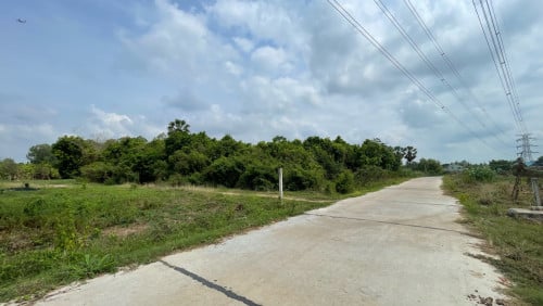 ដីកែងលក់បន្ទាន់ជាប់ផ្លូវបេតុងនិងផ្លូវប្រលាយ30ម៉ែត