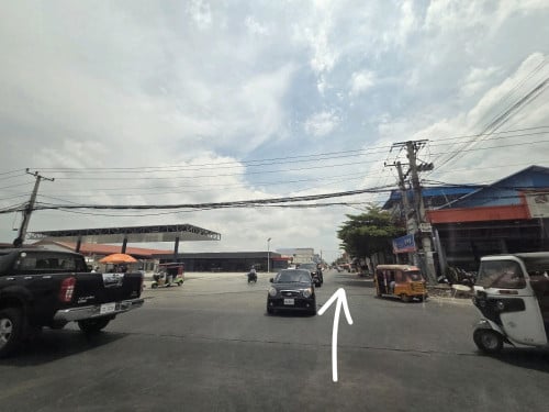 ផ្ទះស្អាត 4,2mx16m សល់ខាងមុខជិត៥ម៉ែត្រ(ខាងលើមានដំបូល+បណ្តុះសរសរស្រាប់)