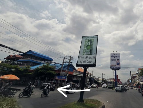ផ្ទះស្អាត 4,2mx16m សល់ខាងមុខជិត៥ម៉ែត្រ(ខាងលើមានដំបូល+បណ្តុះសរសរស្រាប់)