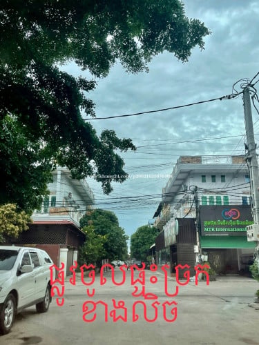 ផ្ទះស្អាត 4,2mx16m សល់ខាងមុខជិត៥ម៉ែត្រ(ខាងលើមានដំបូល+បណ្តុះសរសរស្រាប់)