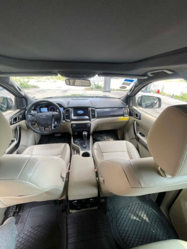 ឡានលក់Ford  Everest ឆ្នាំ2018ឡានថ្មីថ្នាំសុីនមួយជុំ70000kmលក់32500$