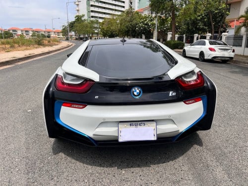 មានក្នុងស្តុកស្រាប់🚘𝐁𝐌𝐖 𝐢𝟖 ឆ្នាំ𝟎𝟏𝟒 ពណ៌ស សំបកថ្មី𝟒គ្រាប់