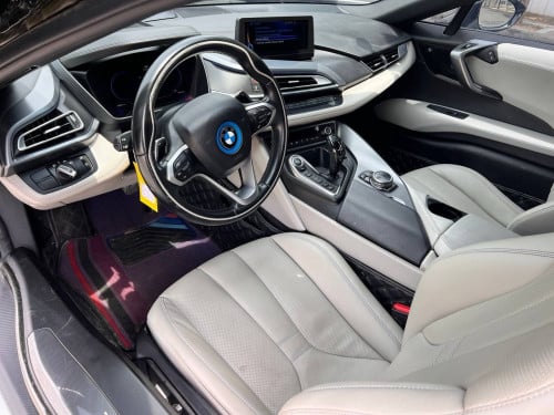 មានក្នុងស្តុកស្រាប់🚘𝐁𝐌𝐖 𝐢𝟖 ឆ្នាំ𝟎𝟏𝟒 ពណ៌ស សំបកថ្មី𝟒គ្រាប់