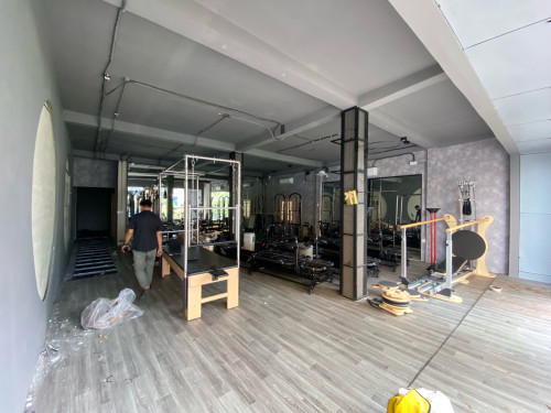 Commercial Showroom For Rent Near Independent monument