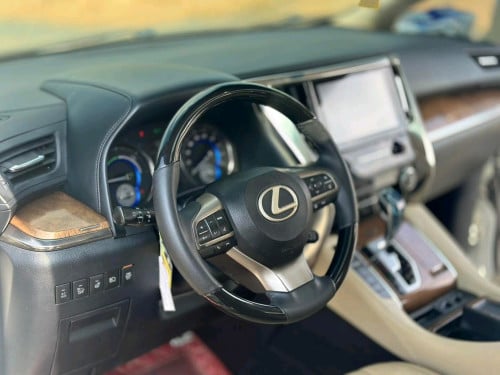 LM 300h 2016 Lounge តាបឡូសុីន
