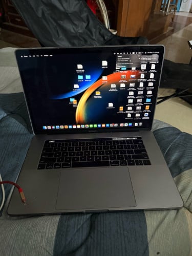 Macbook pro 15 inch 2018 16g 256g 97%