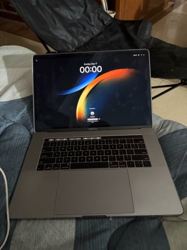 Macbook pro 15 inch 2018 16g 256g 97%