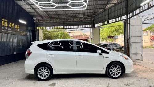 PRIUS V 2012 FULL ADVANCE ពណ៍សក្នុងខ្មៅ