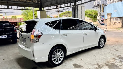 PRIUS V 2012 FULL ADVANCE ពណ៍សក្នុងខ្មៅ