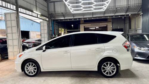 PRIUS V 2012 FULL ADVANCE ពណ៍សក្នុងខ្មៅ